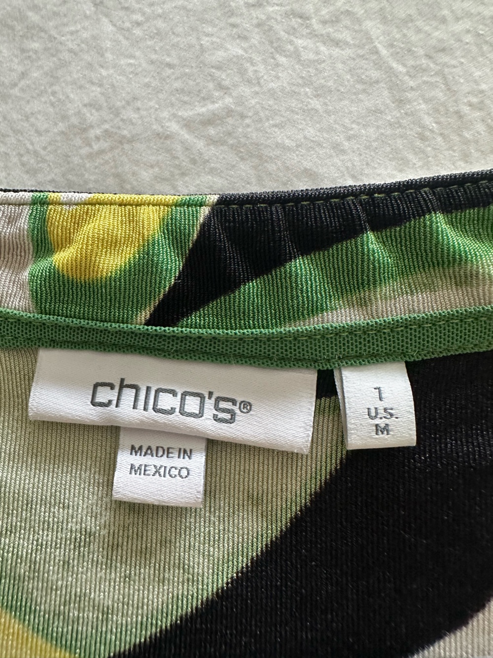 Chico’s Green Abstract Print Short Sleeve Top, size medium (1) - Picture 5 of 10